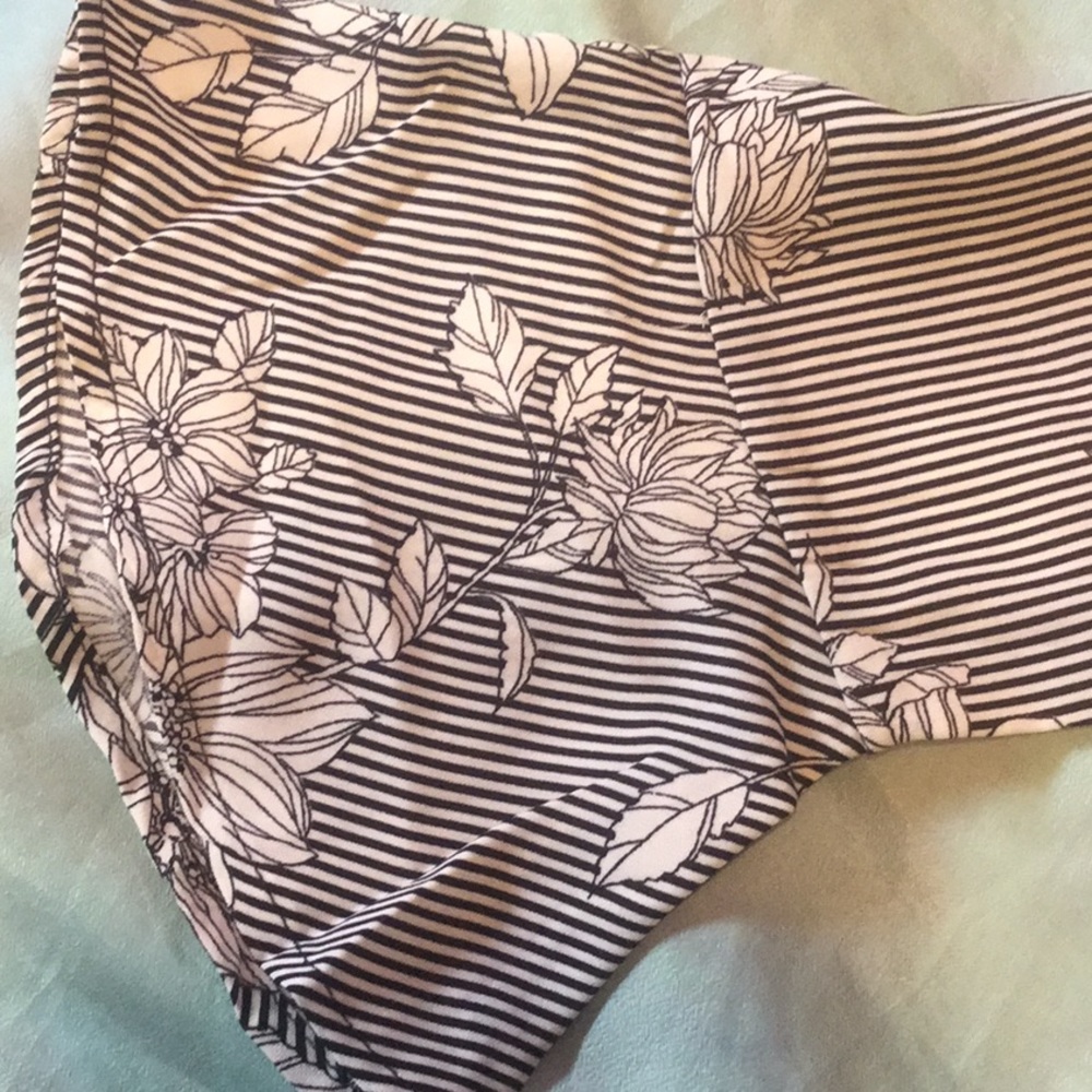 ❌DONATED❌Black White Stripe Floral Print V-neck Wrap Dress - Picture 7 of 11